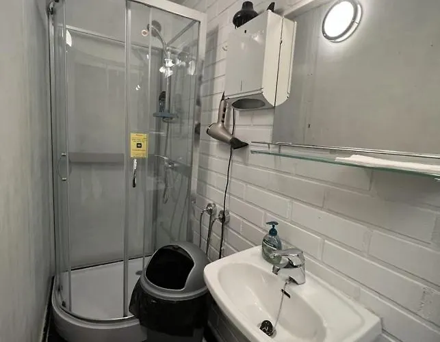 Office House Services 670 Hostel